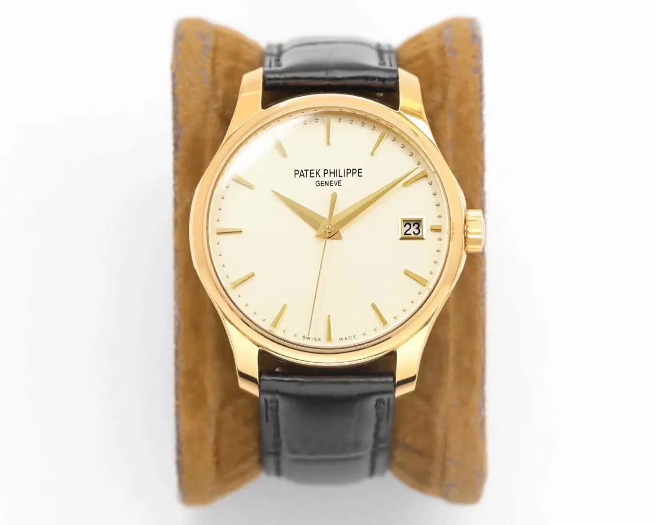 Patek Philippe Classic Series 5227 watch (PP flip cover for short) makes a strong debut! [Case] Watch size 39mm The ivory white enamel dial is smooth and delicate, and the gold three-dimensional hour markers and hands are all treated with precious metal PVD to restore the tall and elegant aura of PP. [Technical breakthrough] 9015 modified PP self-produced Cal.324 SC movement - the large and small splints have flowing luster, the gemstone bearings are bright and natural, the position of the balance wheel is consistent with the original, and the simulation is close to the original factory. [Strap] Equipped with a classic Italian calfskin strap, with clear texture and high quality. The pin buckle has the same structure as the original, is polished neatly and brightly, and can be used with the original product. 5227 is extremely simple and has hidden beauty. It fully reveals the unique temperament of Patek Philippe and is very seductive!